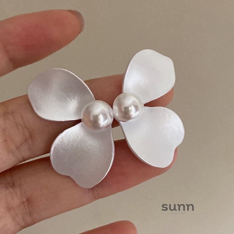 Linnea Vintage Floral Pearl Earrings [8HIIE2L3]