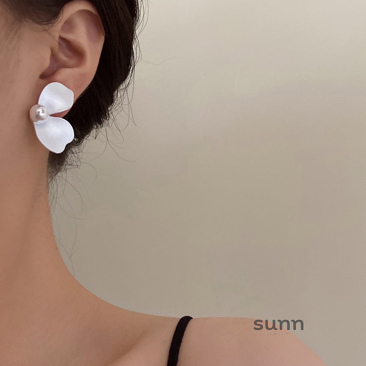 Linnea Vintage Floral Pearl Earrings [BXX3DK9Y]