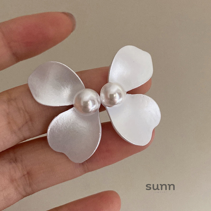 Linnea Vintage Floral Pearl Earrings [X909I7NB]