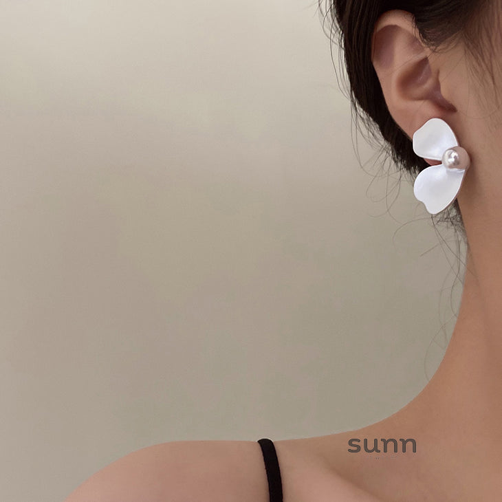 Linnea Vintage Floral Pearl Earrings [MOEHX1SK]