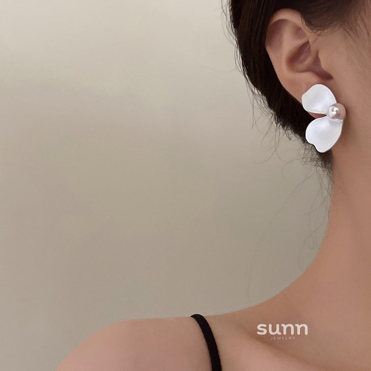 Linnea Vintage Floral Pearl Earrings [AV8K63X9]