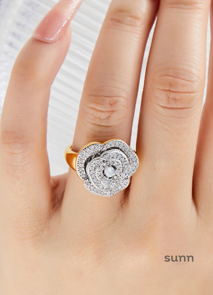 Liv Dual Tone Camellia Ring [Y2OJTOVN]