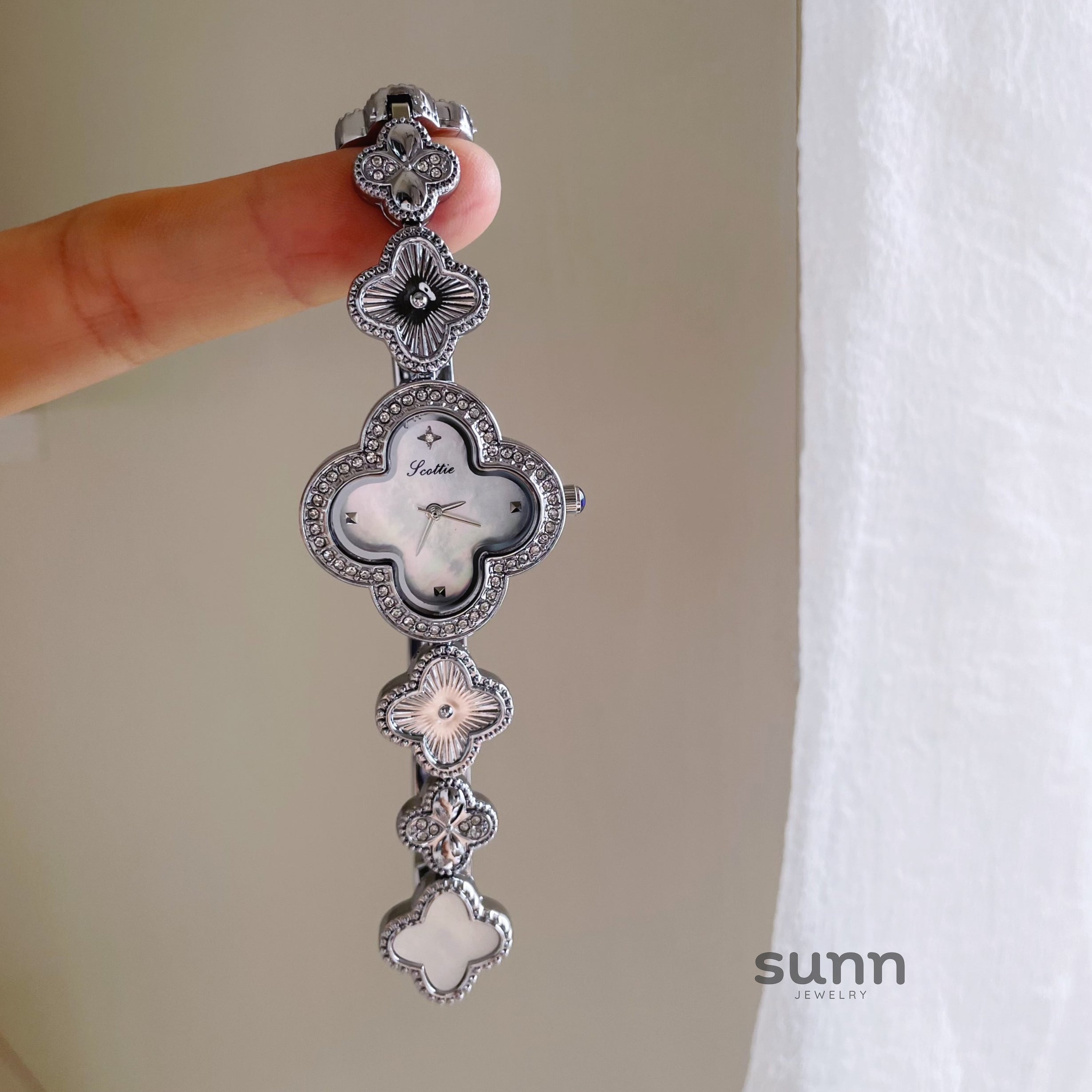 Liviana Pearl Clover Bracelet Watch [LQ83BO70]