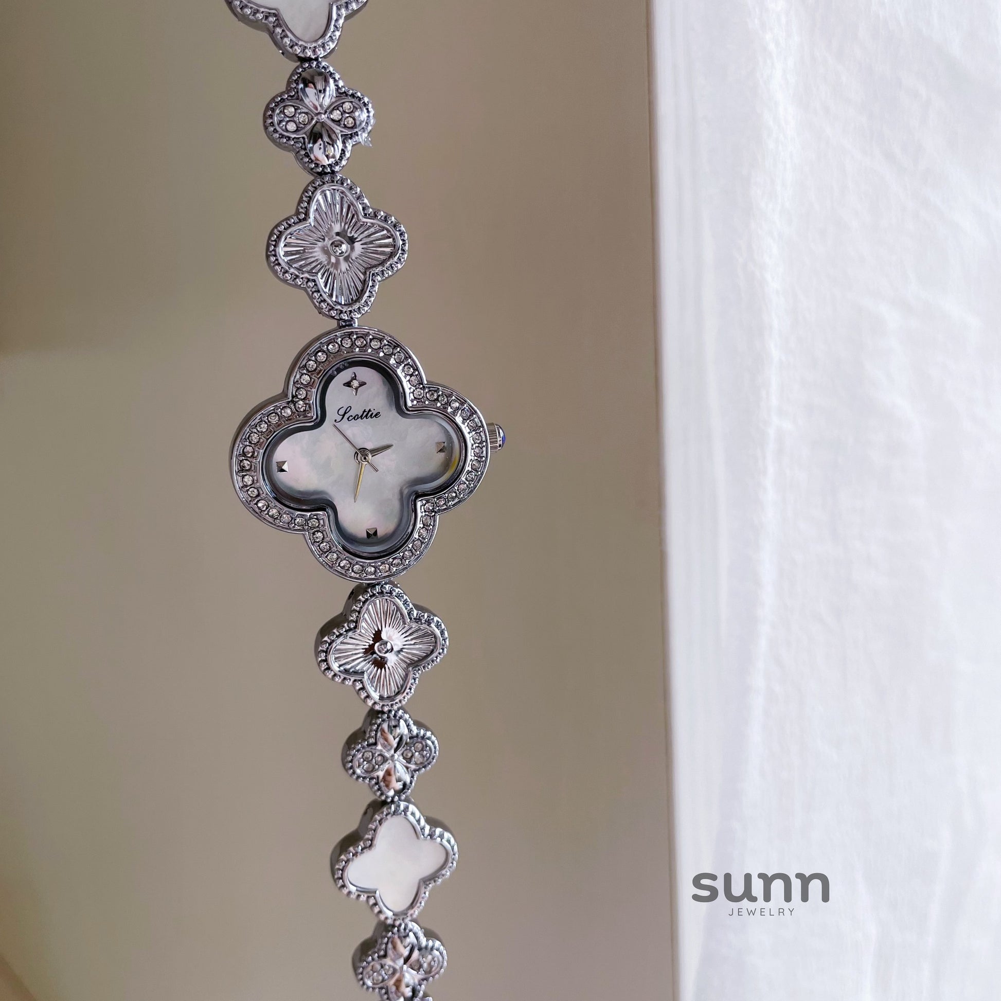 Liviana Pearl Clover Bracelet Watch [LTKOD5S3]