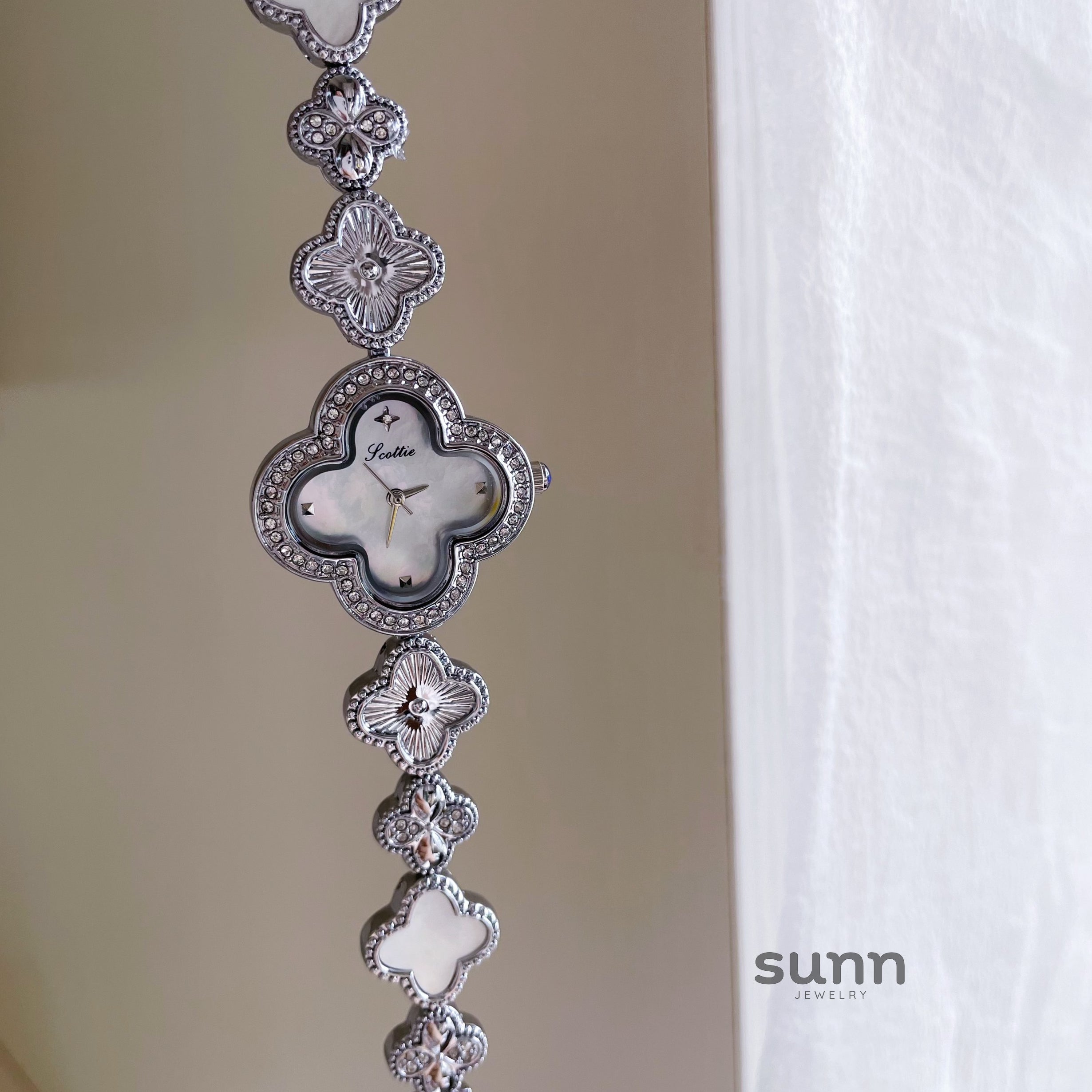 Liviana Pearl Clover Bracelet Watch [LTKOD5S3]