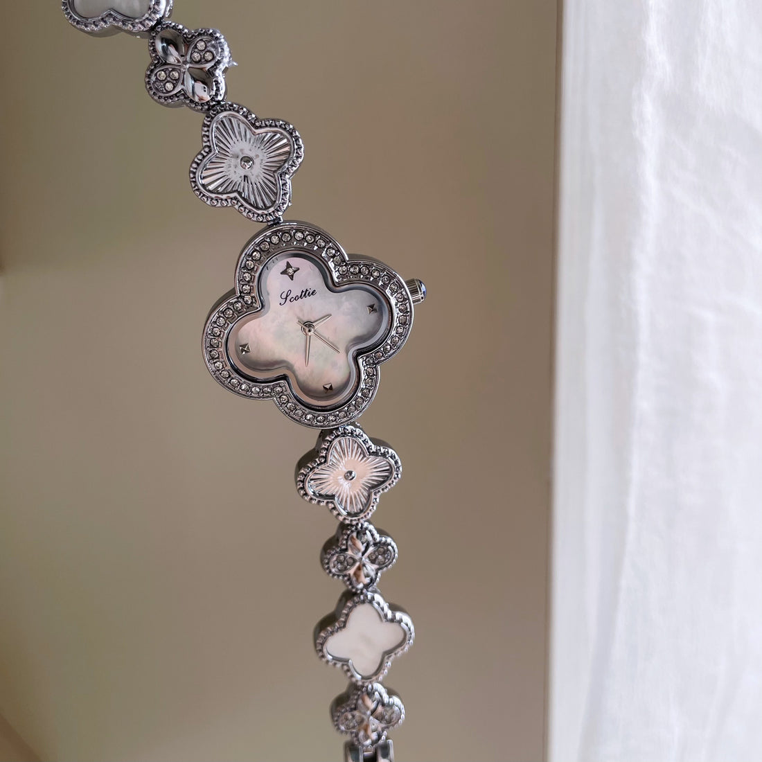 Liviana Pearl Clover Bracelet Watch [P9T9X794]