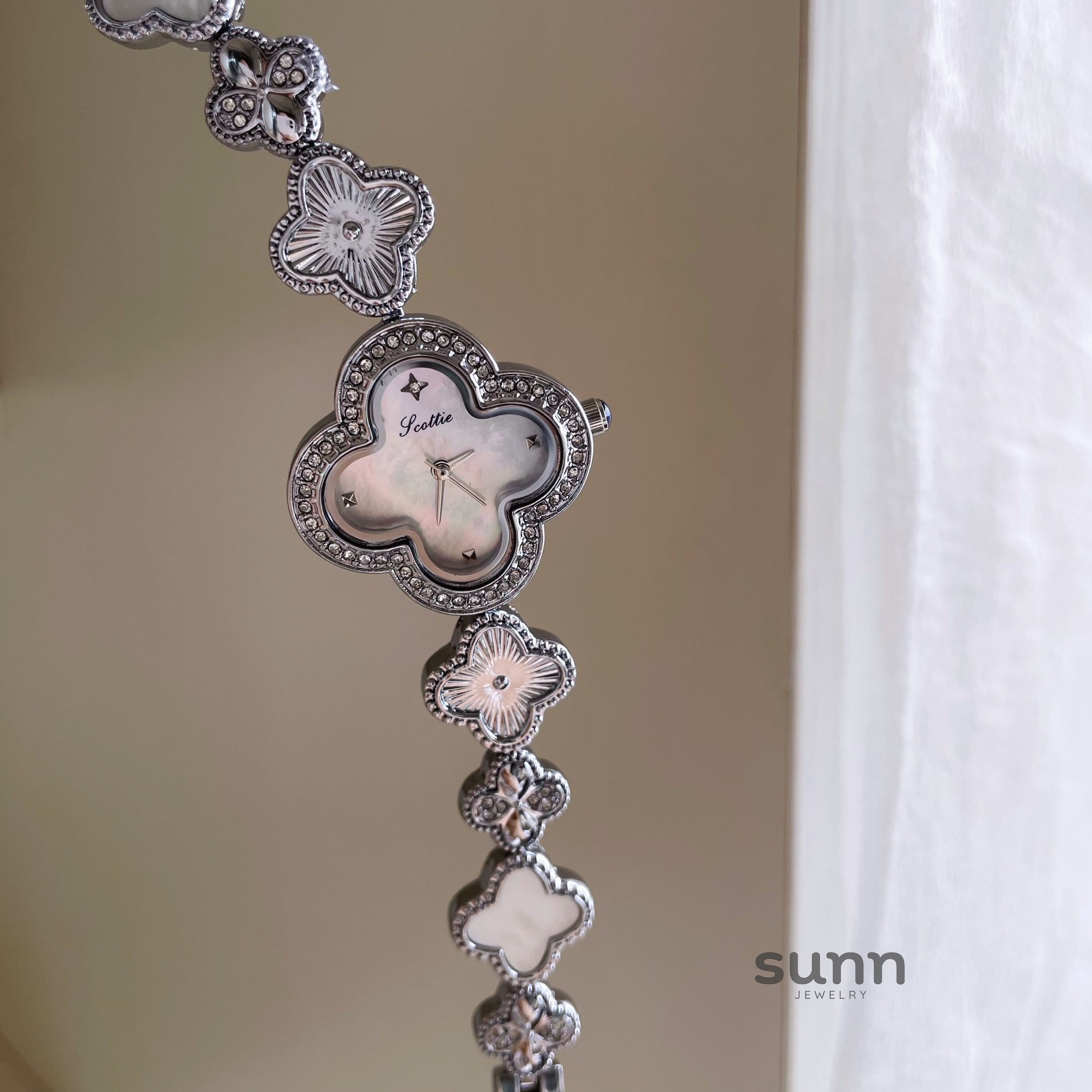 Liviana Pearl Clover Bracelet Watch [7HIKPTZI]