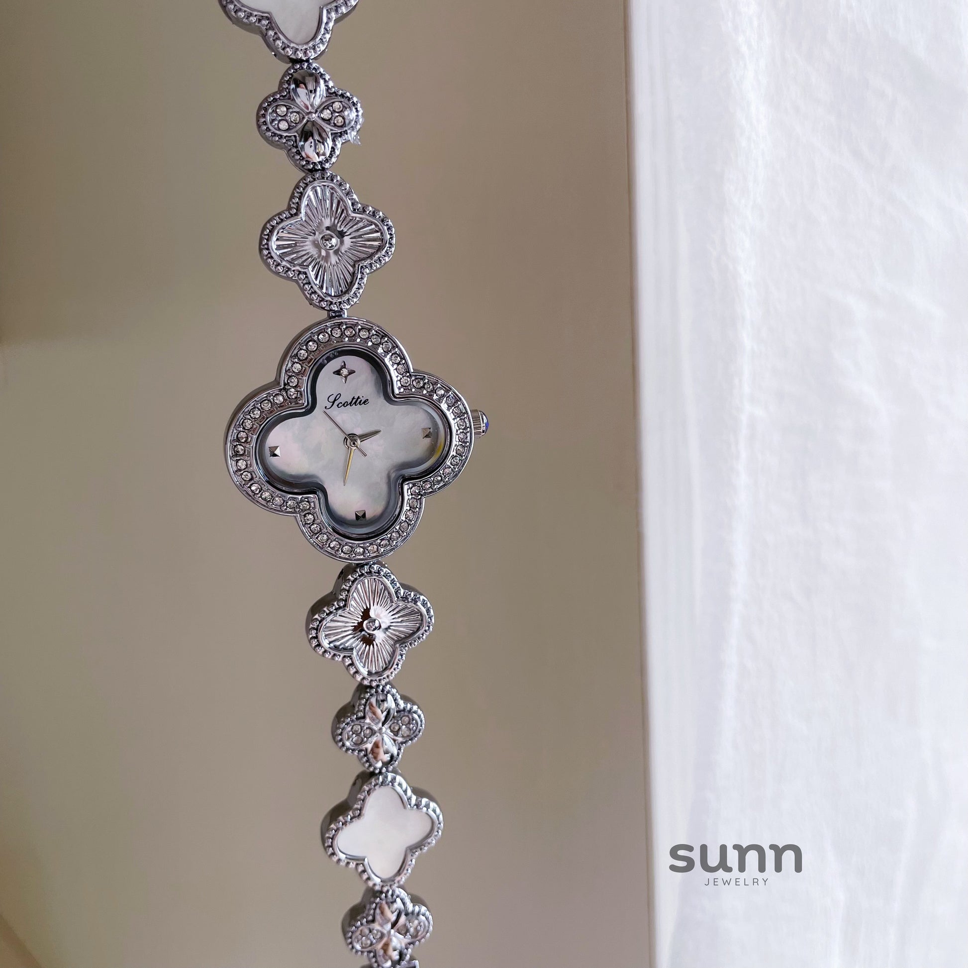 Liviana Pearl Clover Bracelet Watch [59EMH8AI]