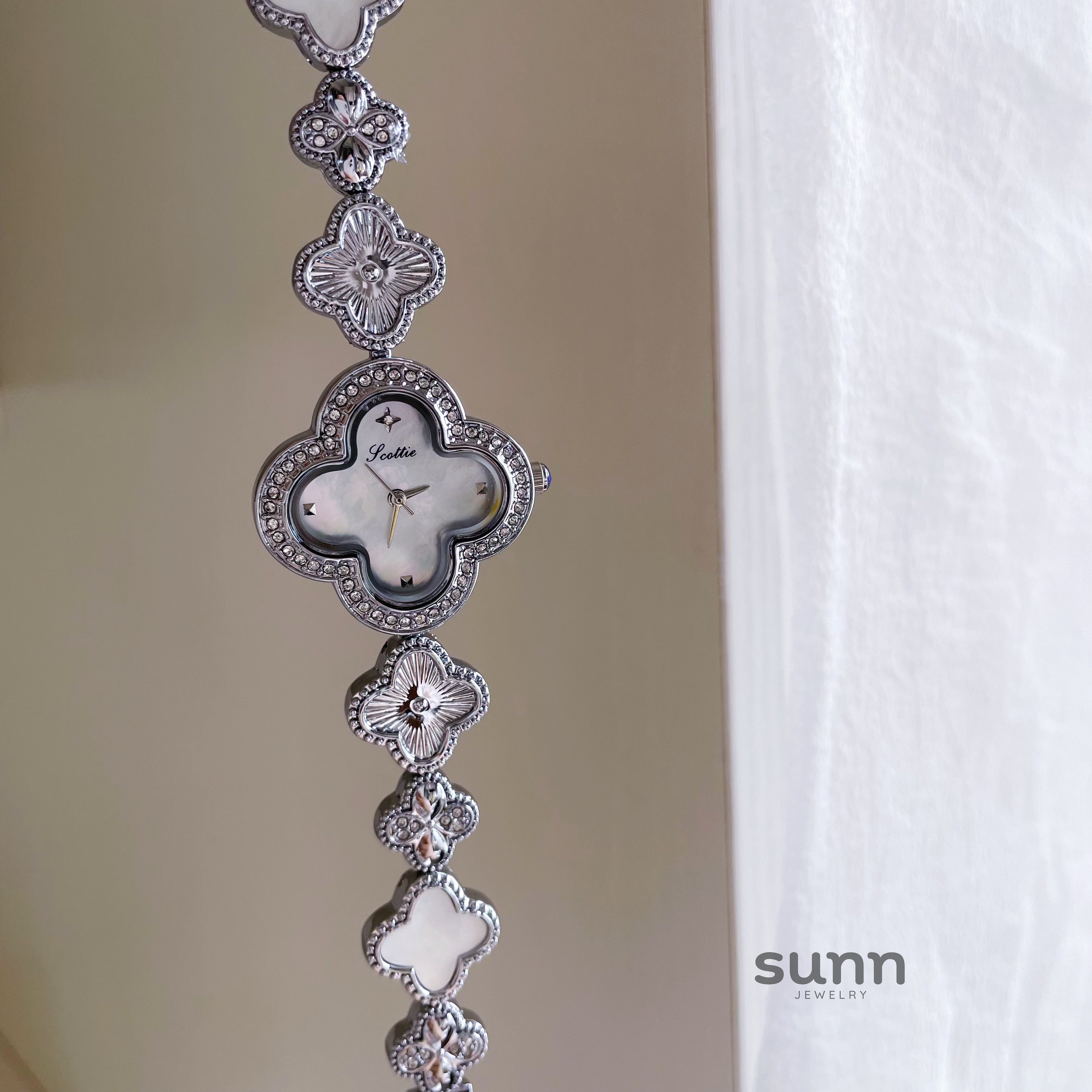 Liviana Pearl Clover Bracelet Watch [59EMH8AI]