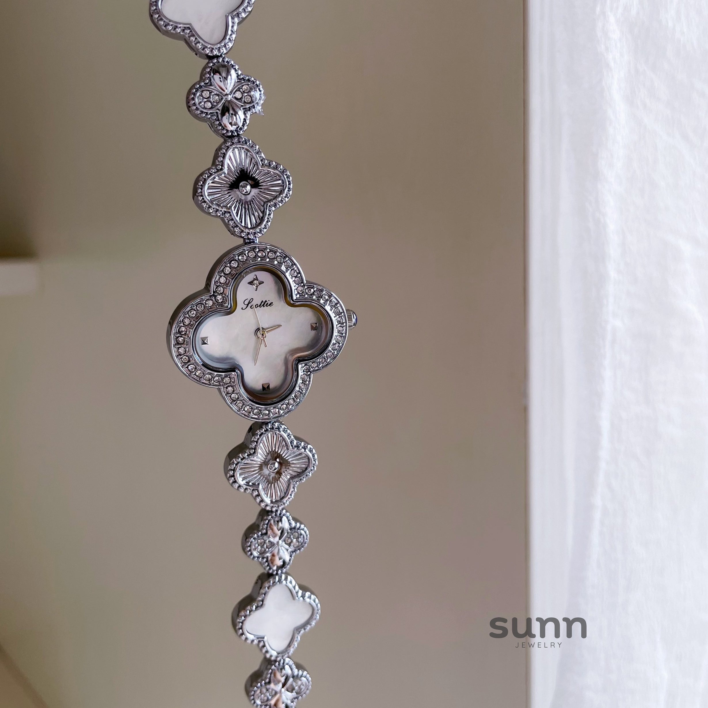 Liviana Pearl Clover Bracelet Watch [0SE8OKPU]