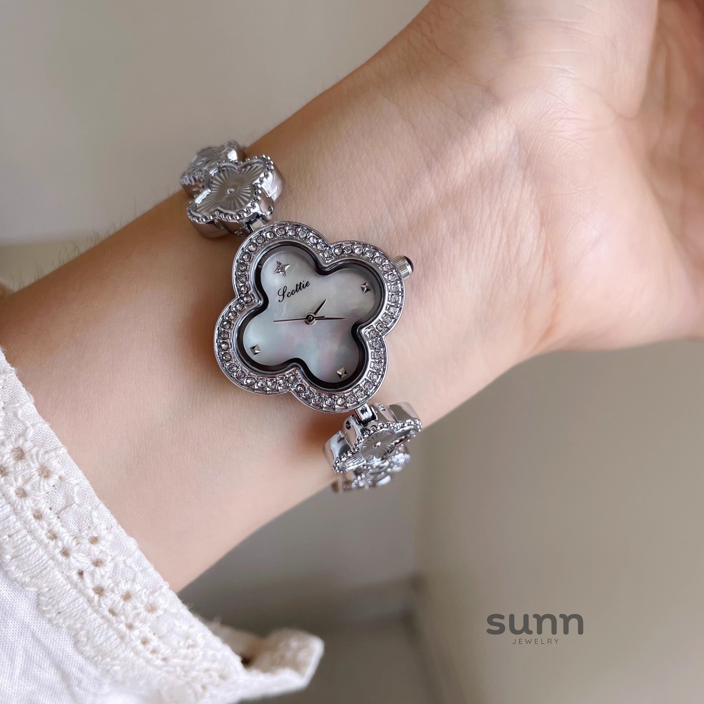Liviana Pearl Clover Bracelet Watch [KA7S5117]