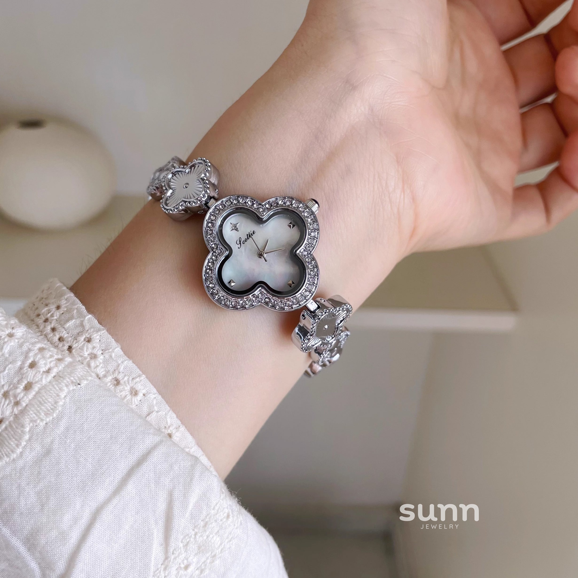 Liviana Pearl Clover Bracelet Watch [2XPZNGRH]