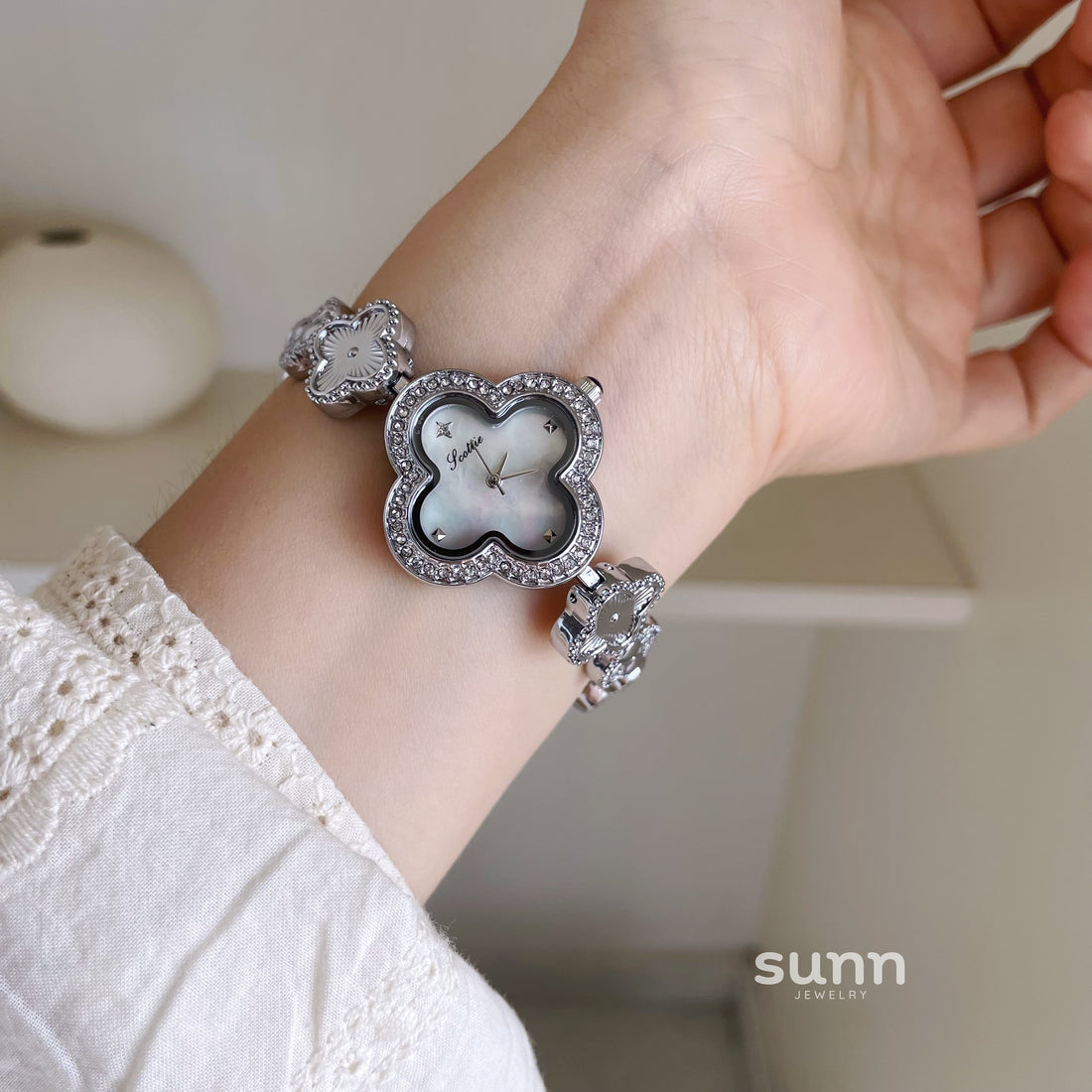 Liviana Pearl Clover Bracelet Watch [P9T9X794]
