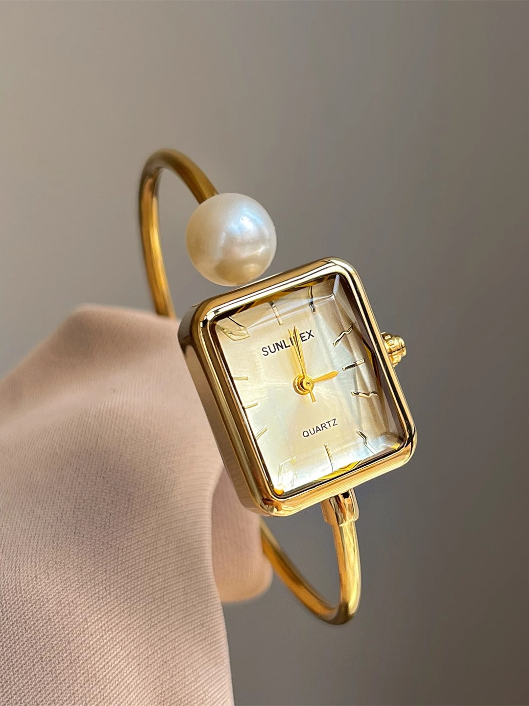Livvy Pearl Bracelet Watch [PFXX9Z84]