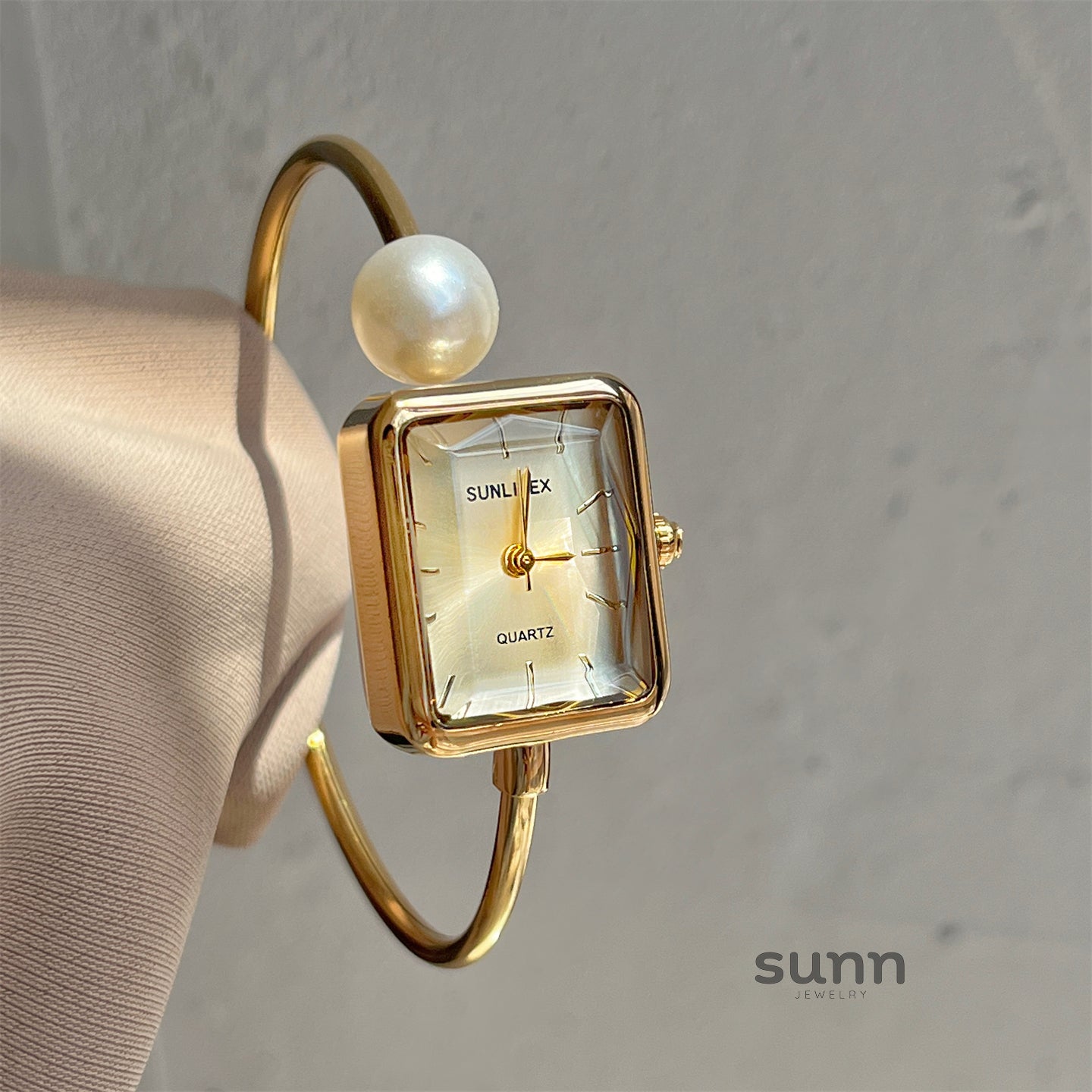 Livvy Pearl Bracelet Watch [D22YOBS4]