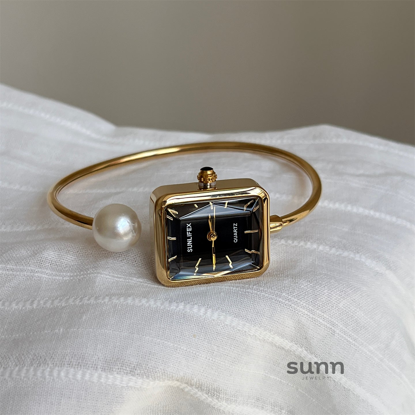 Livvy Pearl Bracelet Watch [BX1MHNZT]
