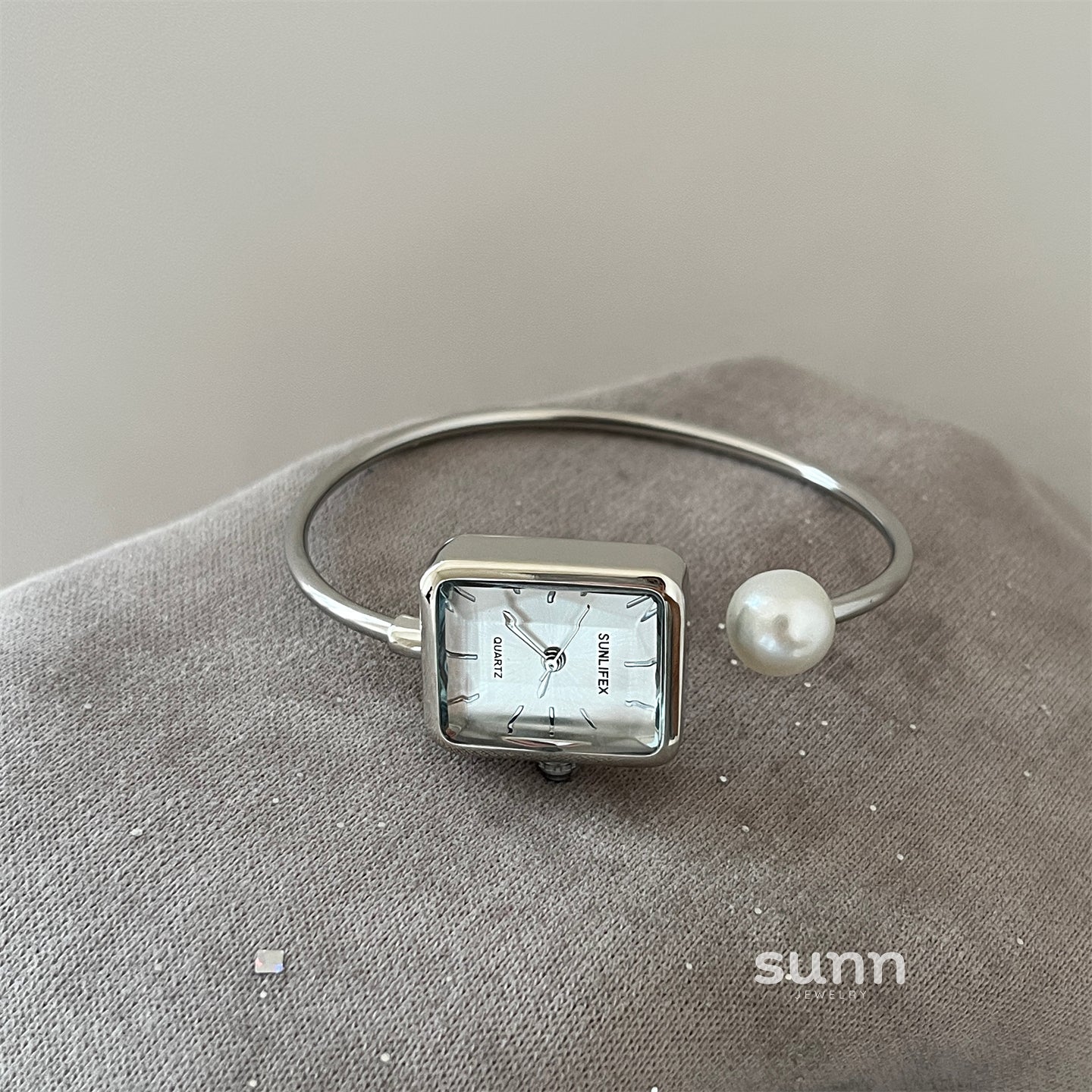 Livvy Pearl Bracelet Watch [XHO21S71]