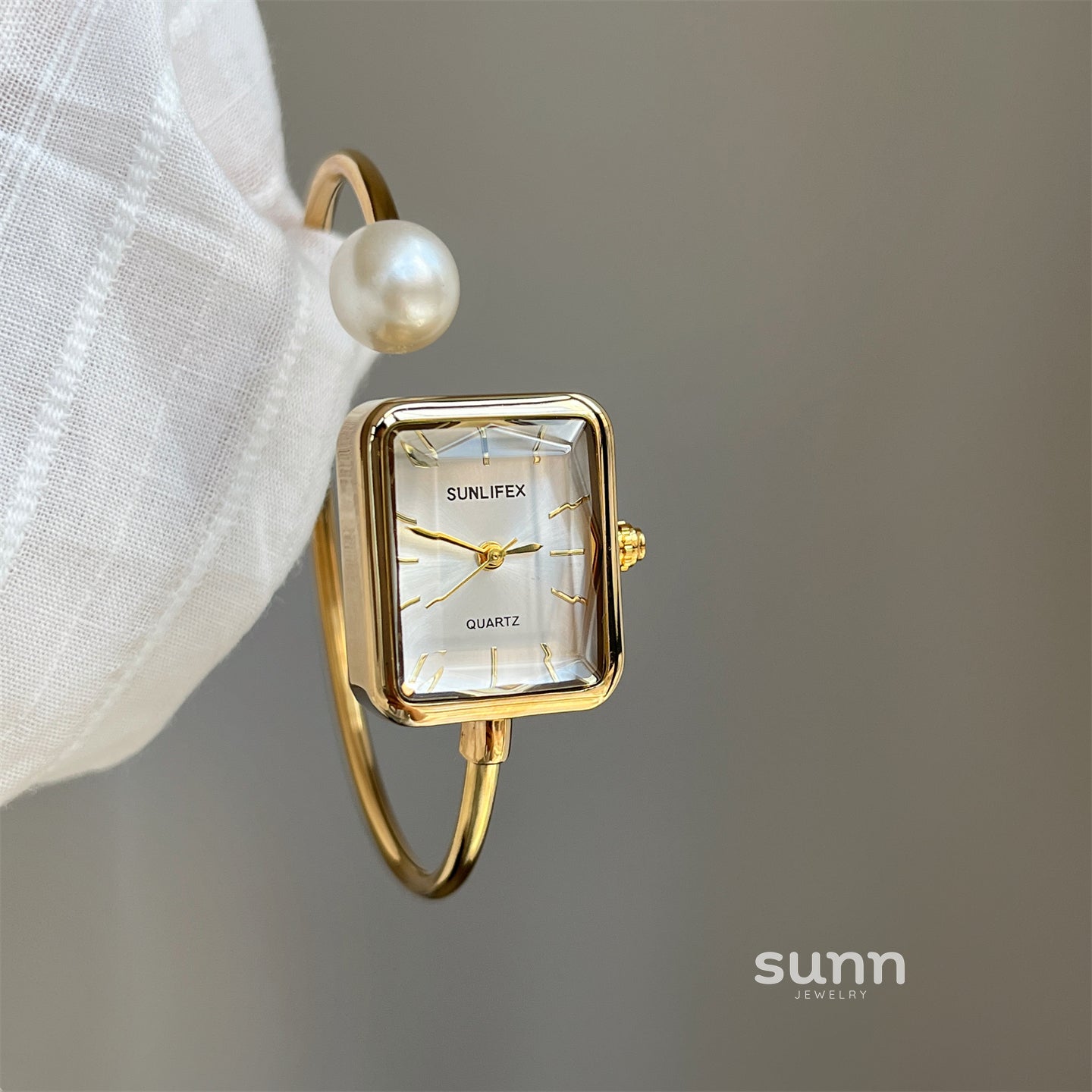 Livvy Pearl Bracelet Watch [BE3YH1TF]