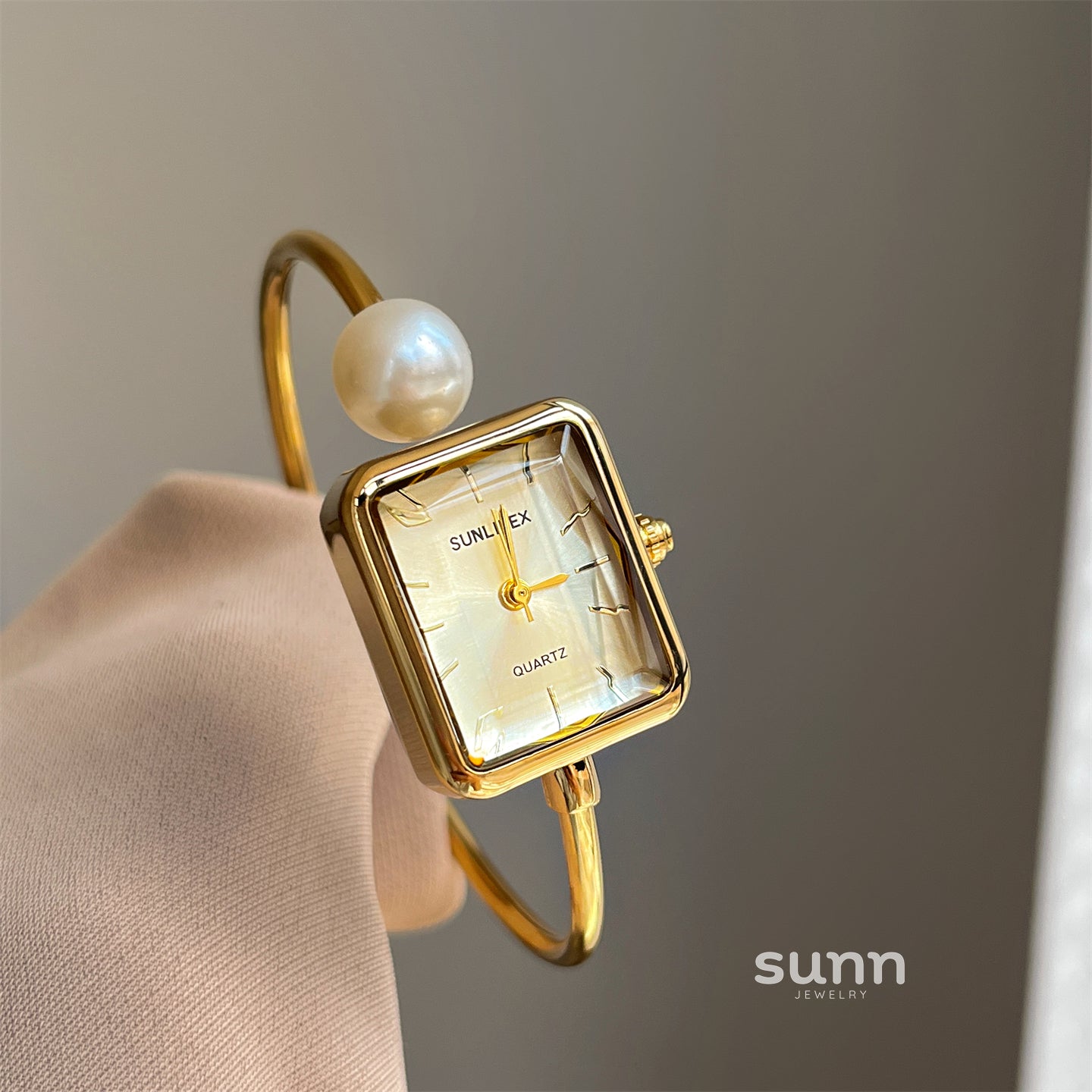 Livvy Pearl Bracelet Watch [N548Y9ZV]