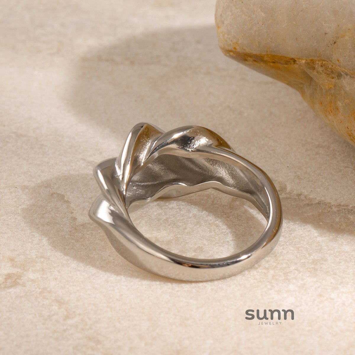 Liz Twisted Gold Band Ring [RXXN00S0]