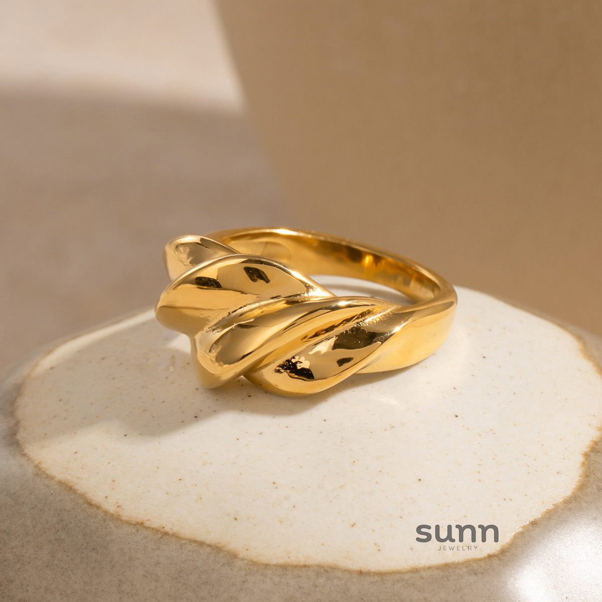 Liz Twisted Gold Band Ring [JE6DG0LP]