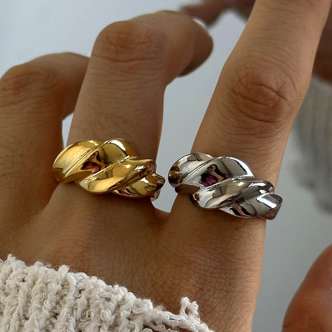 Liz Twisted Gold Band Ring [OQIMQGHZ]