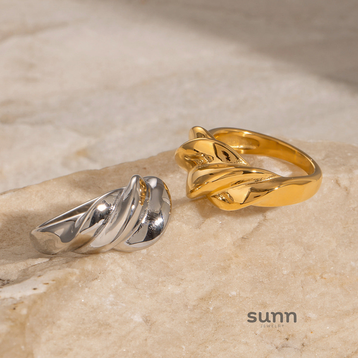 Liz Twisted Gold Band Ring [DK0CQSH3]