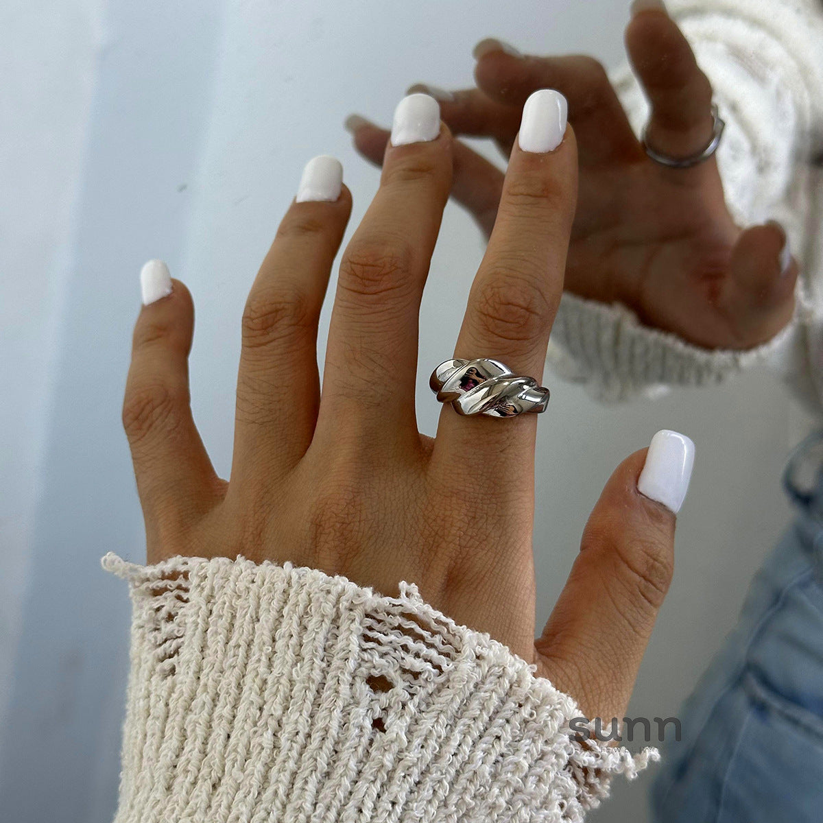 Liz Twisted Gold Band Ring [JLT8ZS5I]