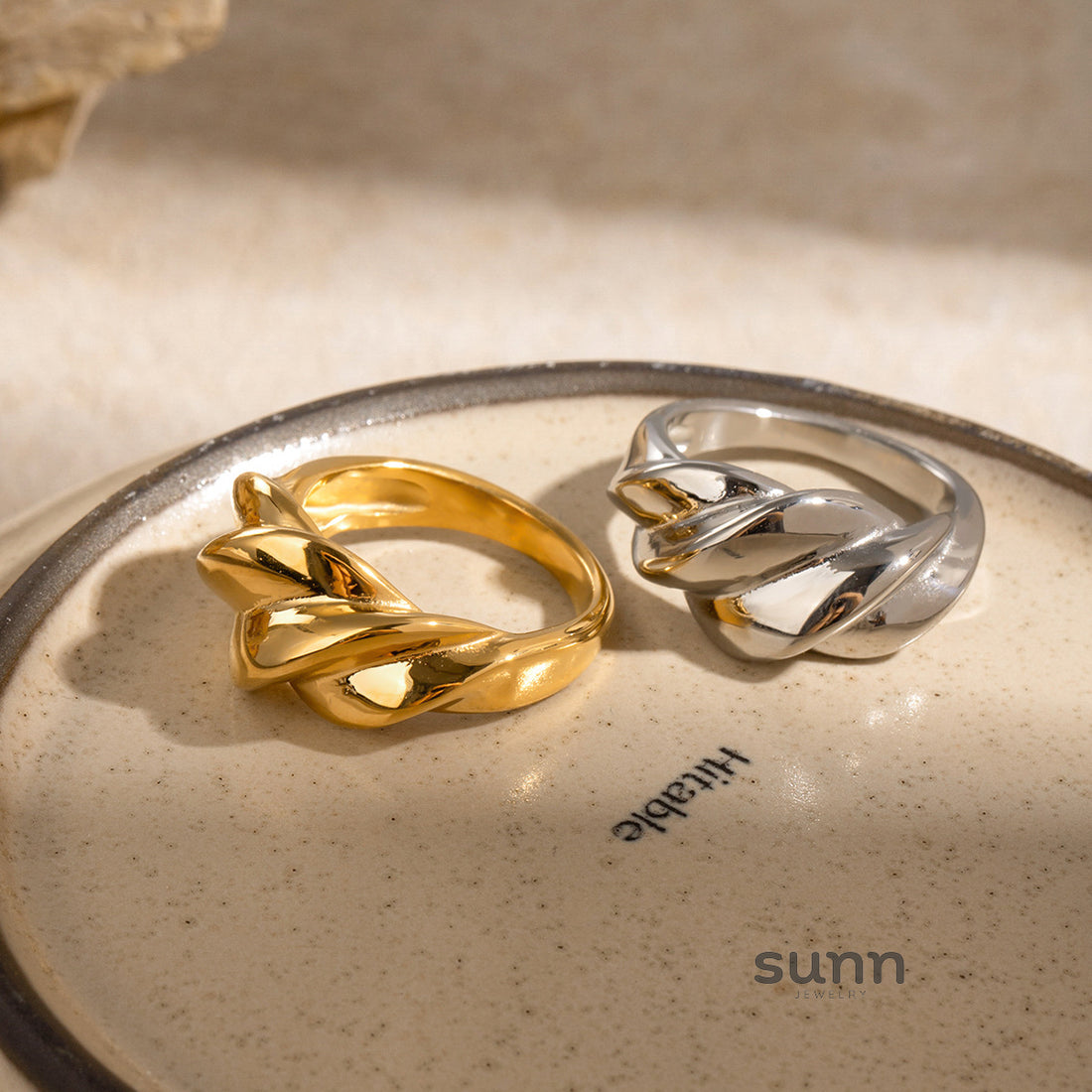 Liz Twisted Gold Band Ring [OQIMQGHZ]