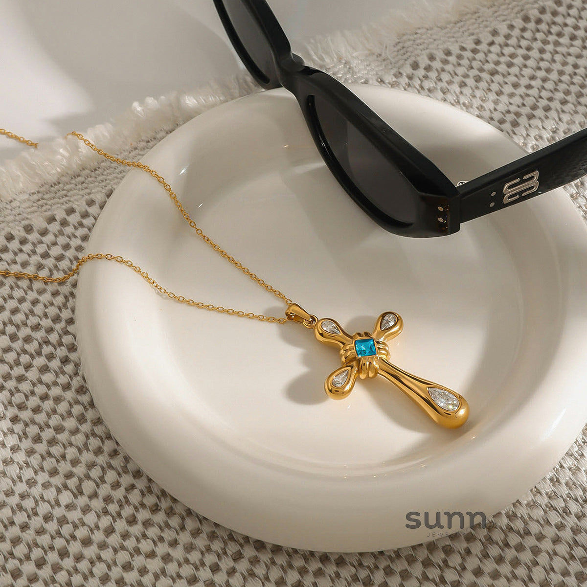 Logan Zircon Cross Necklace [Y4K3FCCZ]