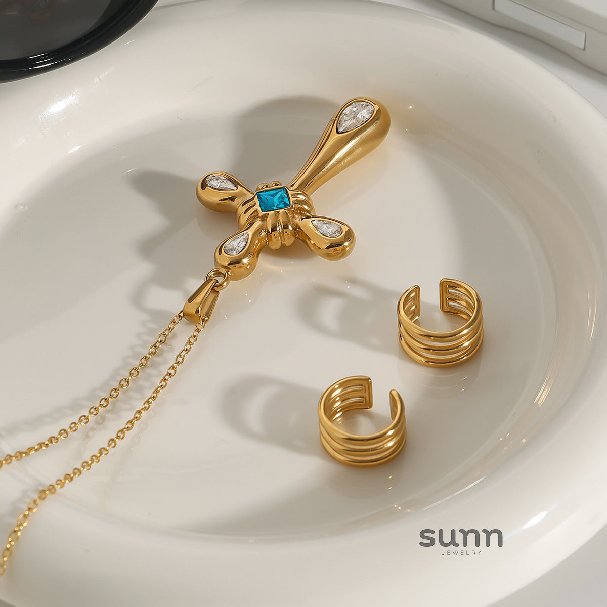 Logan Zircon Cross Necklace [2UUL3CQU]
