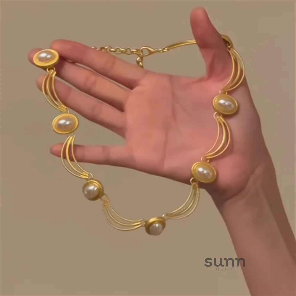 Lora Vintage Pearl Choker