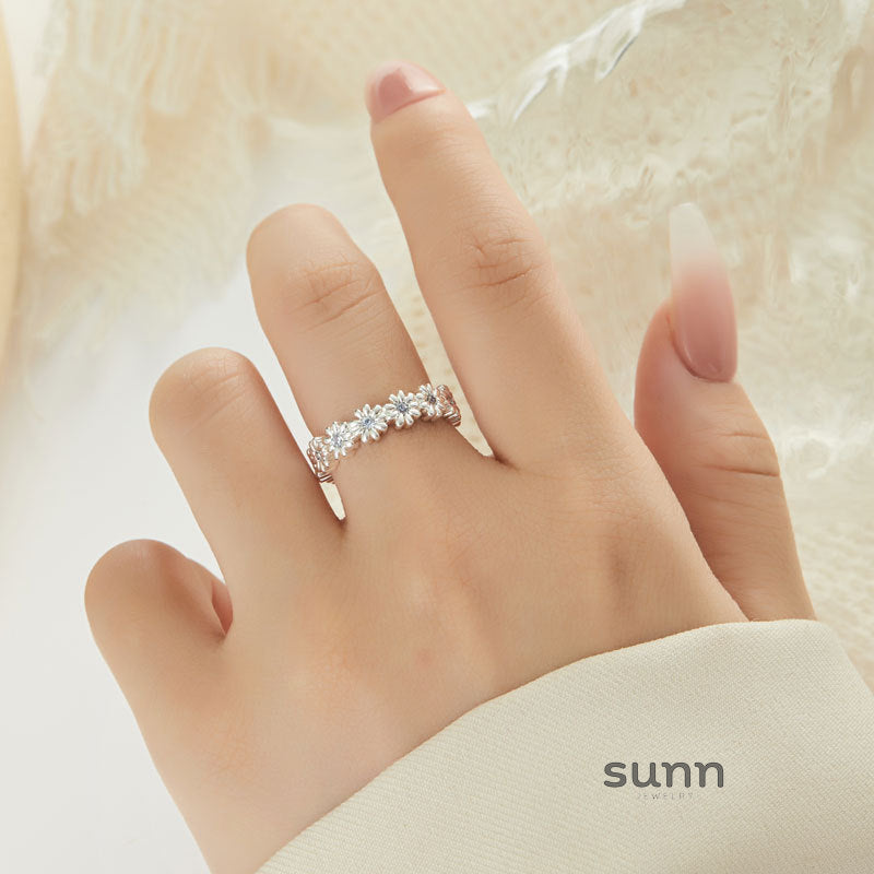 Loretta Delicate Daisy Ring [3EV29C32]