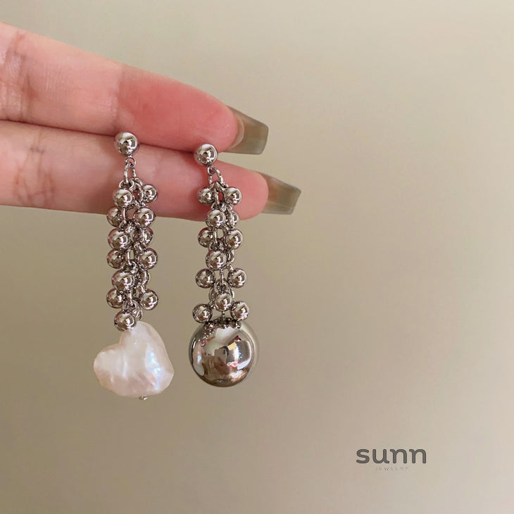 Loryn Asymmetrical Pearl Star Earrings [PTKTSGCK]