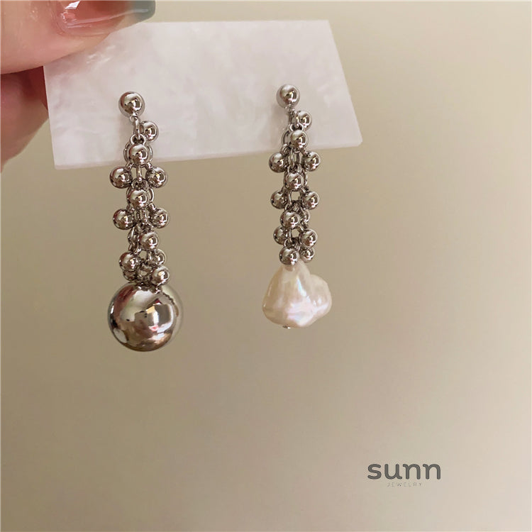 Loryn Asymmetrical Pearl Star Earrings [YO54GVVT]
