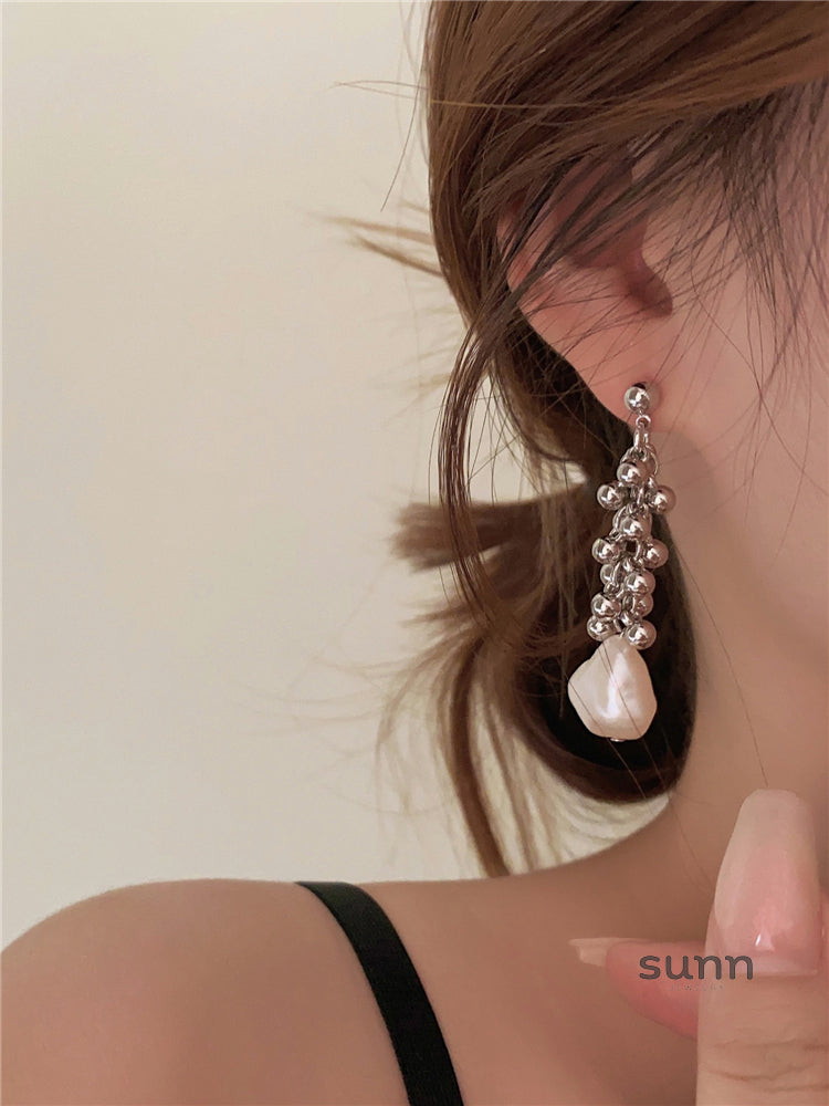 Loryn Asymmetrical Pearl Star Earrings [D7FH8699]