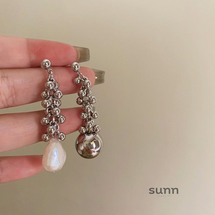 Loryn Asymmetrical Pearl Star Earrings [WH44W0ML]
