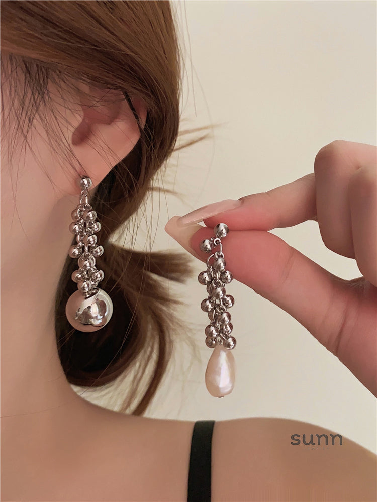 Loryn Asymmetrical Pearl Star Earrings [QYPIWVLC]