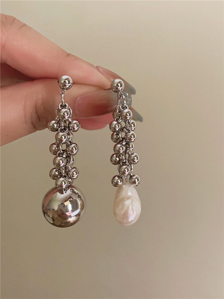 Loryn Asymmetrical Pearl Star Earrings [KKM1BUGX]
