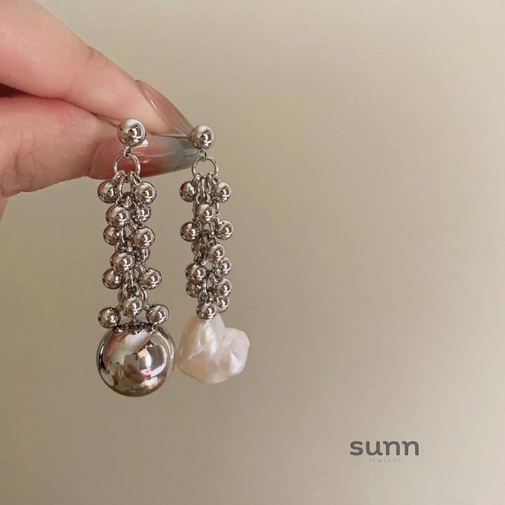 Loryn Asymmetrical Pearl Star Earrings [9Z9MEX84]