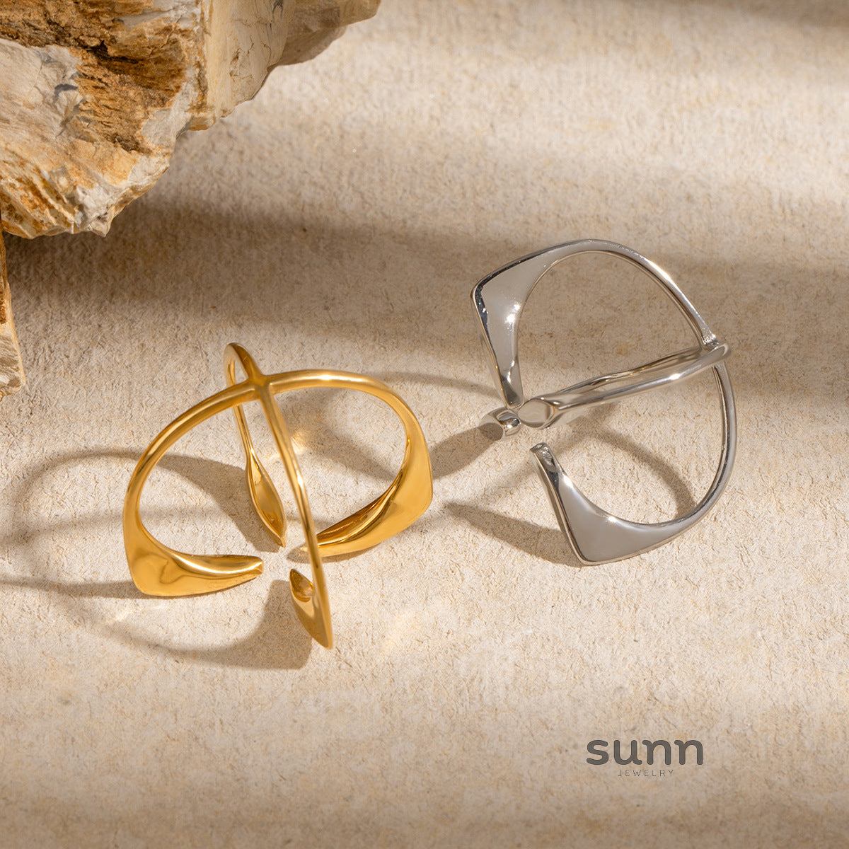 Lucia Sculpted Cross Ring [Z6LPDILG]