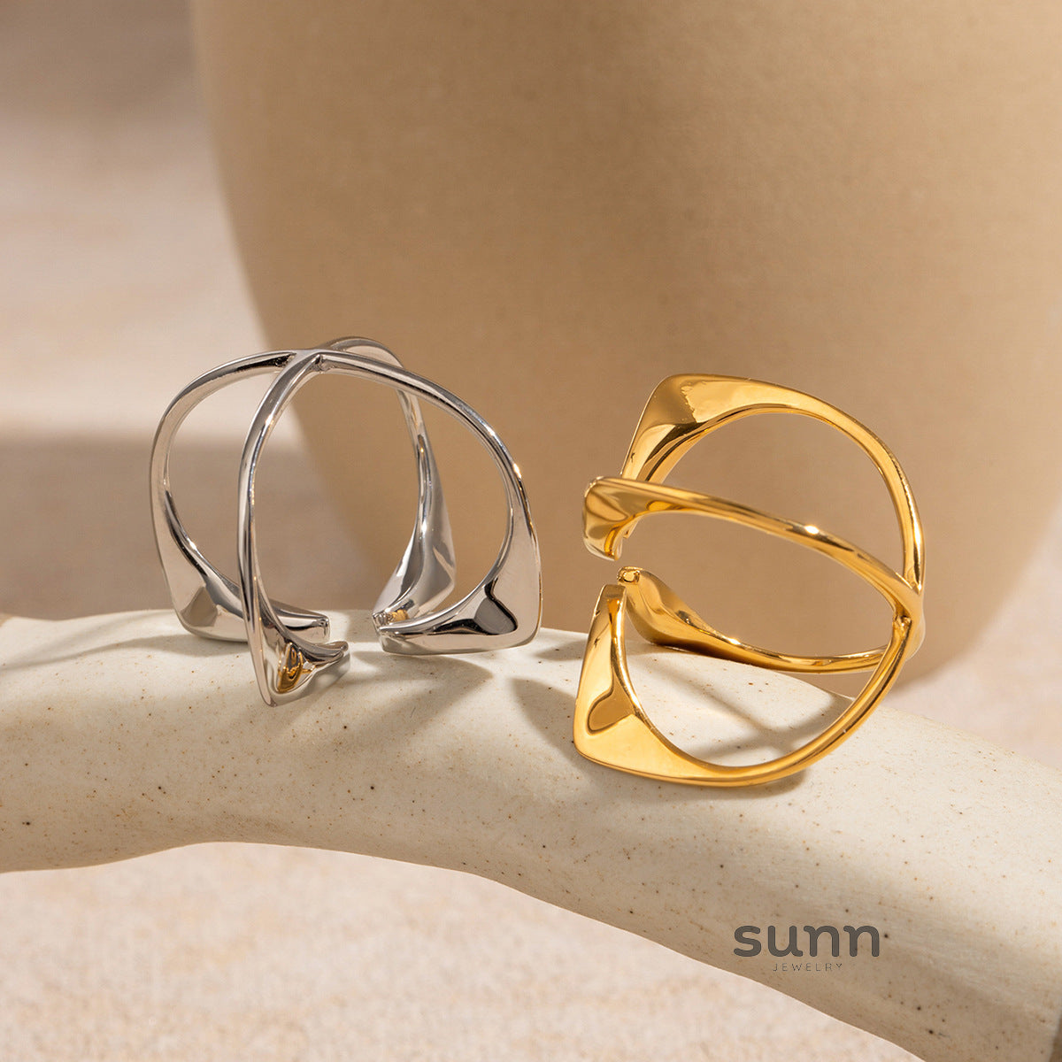 Lucia Sculpted Cross Ring [TE1KFTC9]