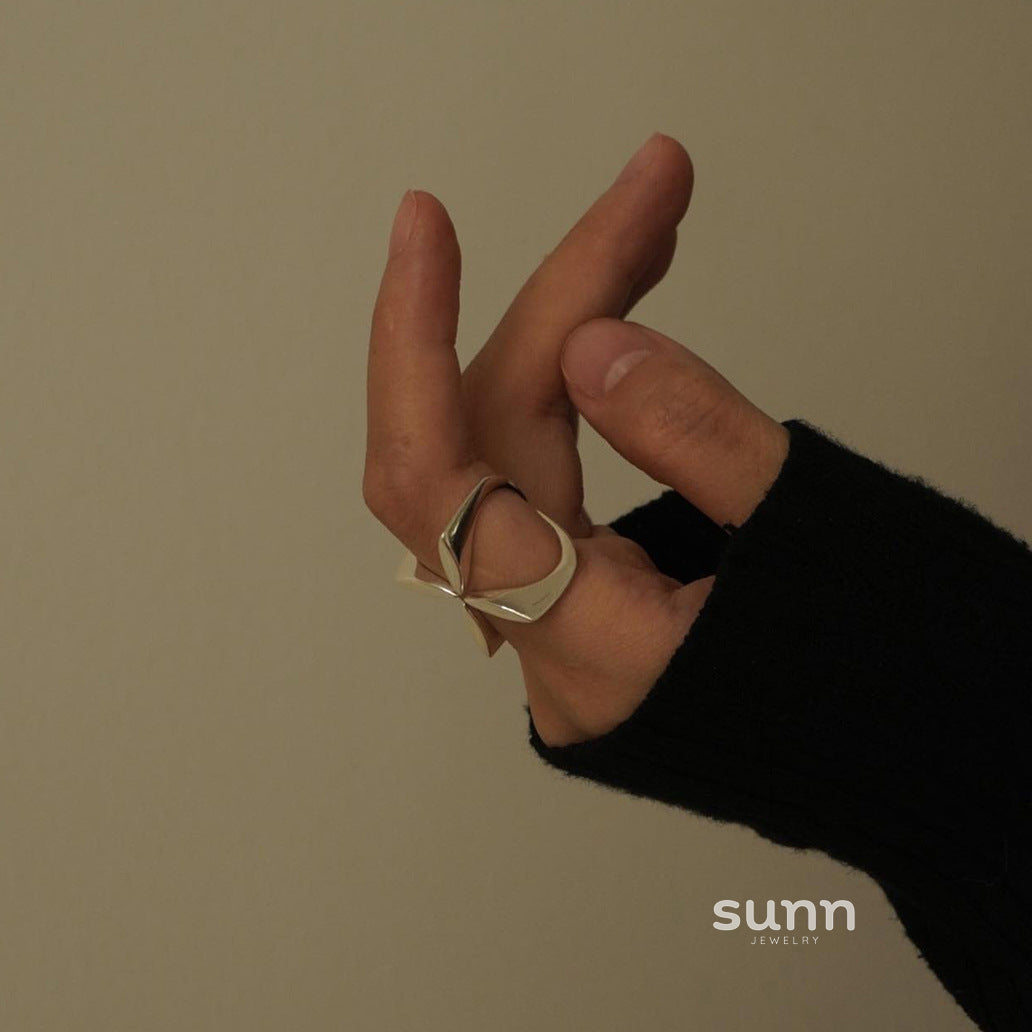 Lucia Sculpted Cross Ring [ZHS30SA4]