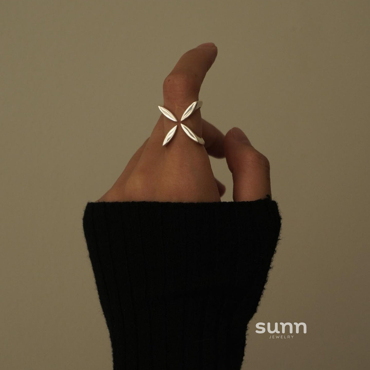 Lucia Sculpted Cross Ring [XE1GF9BE]