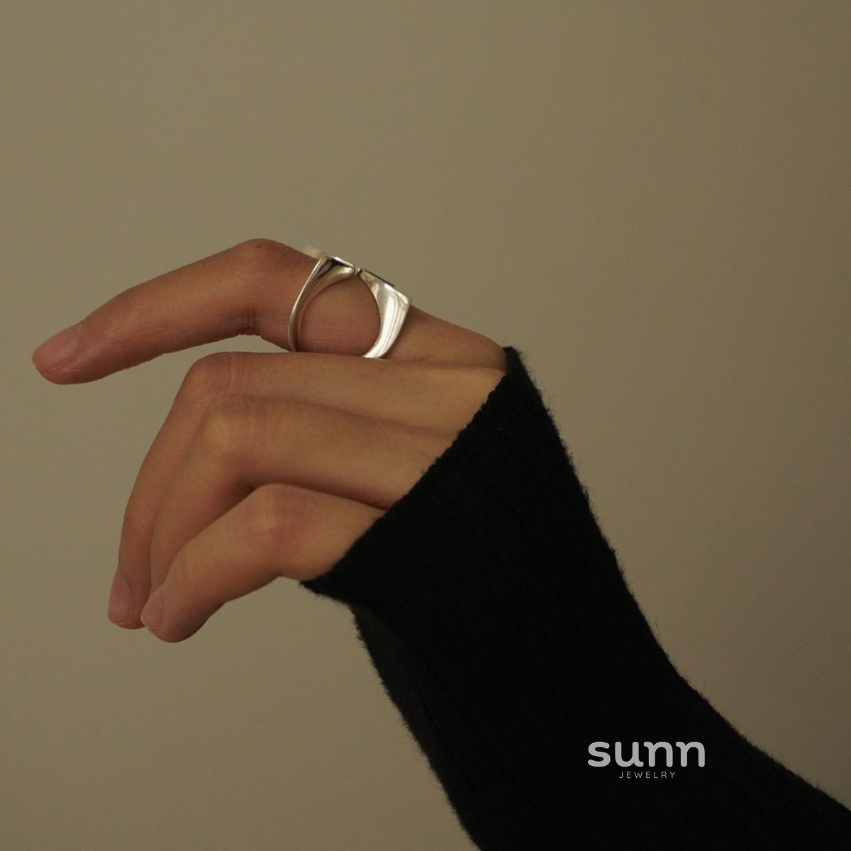 Lucia Sculpted Cross Ring [MV9URC8U]