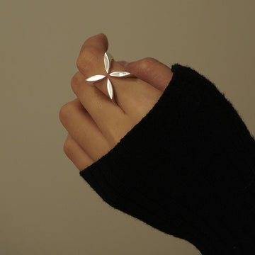 Lucia Sculpted Cross Ring [ZHS30SA4]
