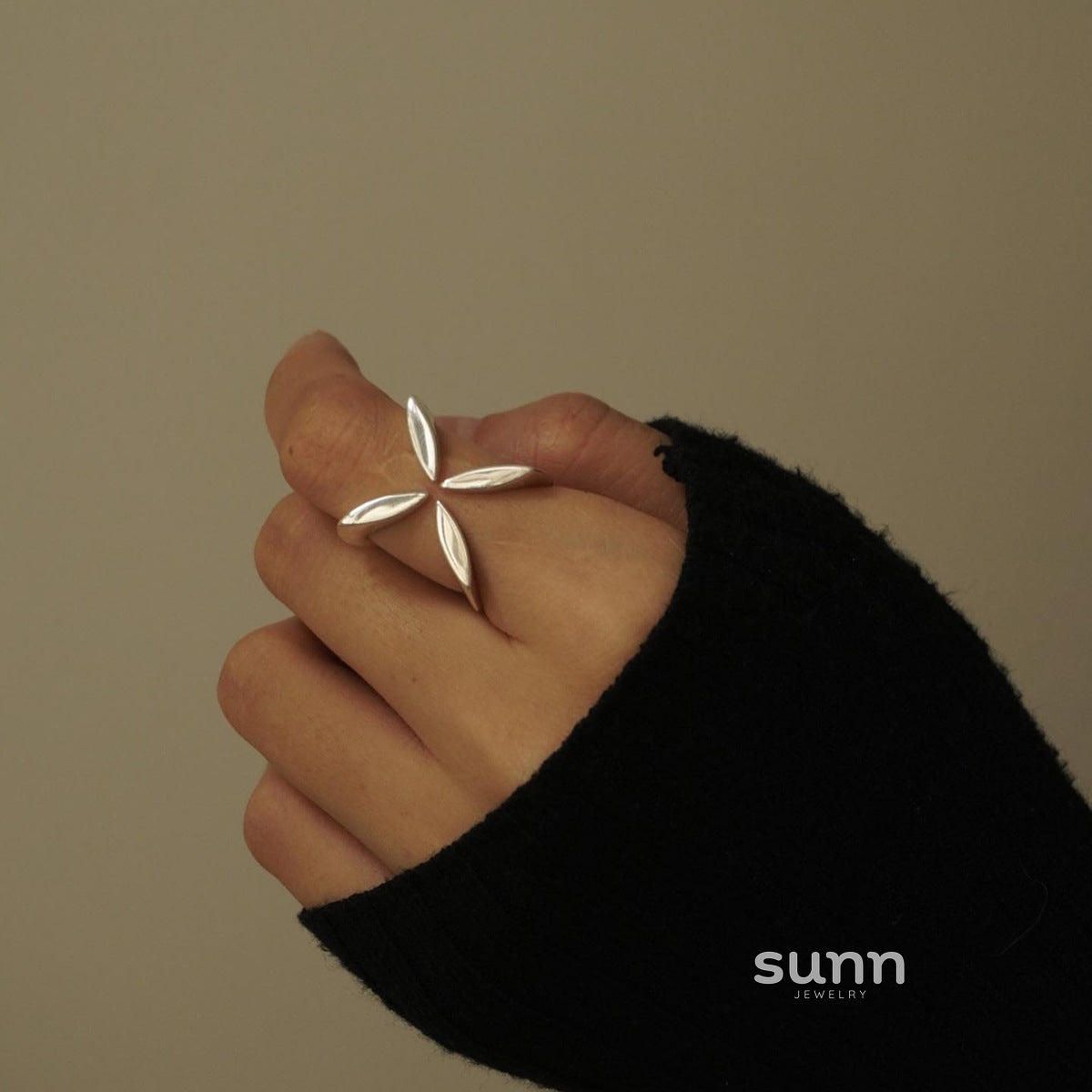 Lucia Sculpted Cross Ring [25IK981Y]