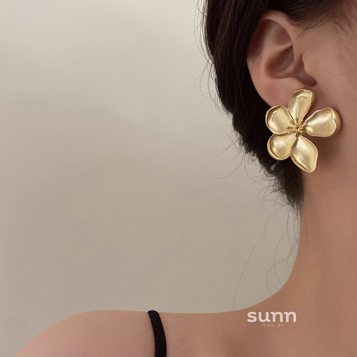 Lucinda Floral Drop Earrings [PA8CGGDV]