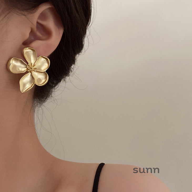 Lucinda Floral Drop Earrings [YTHMM8HE]