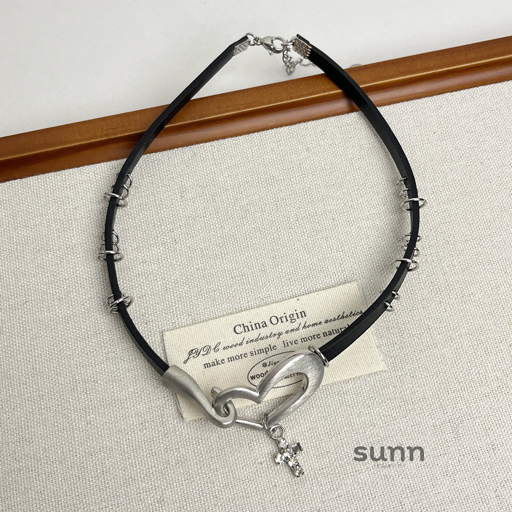 Lucinda Heart Cross Choker [6Q2O7Y3C]